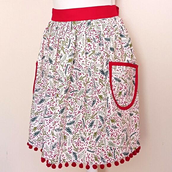 NEW Crate & Barrel Christmas Tie Back Apron Red Pom Pom Patch Pockets - Picture 4 of 8